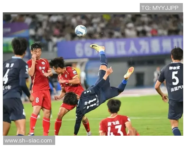 三十多岁足球球星风采依旧巅峰不减展现独特魅力与职业生涯精彩瞬间